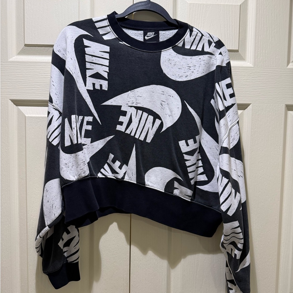 Nike Women's Black and White Graphic Sweater